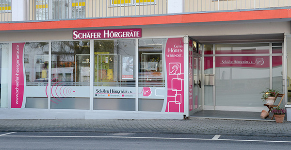 Fassade eines Hörgeräteakustikers mit Schaufenstern und Beschriftung Schäfer Hörgeräte.